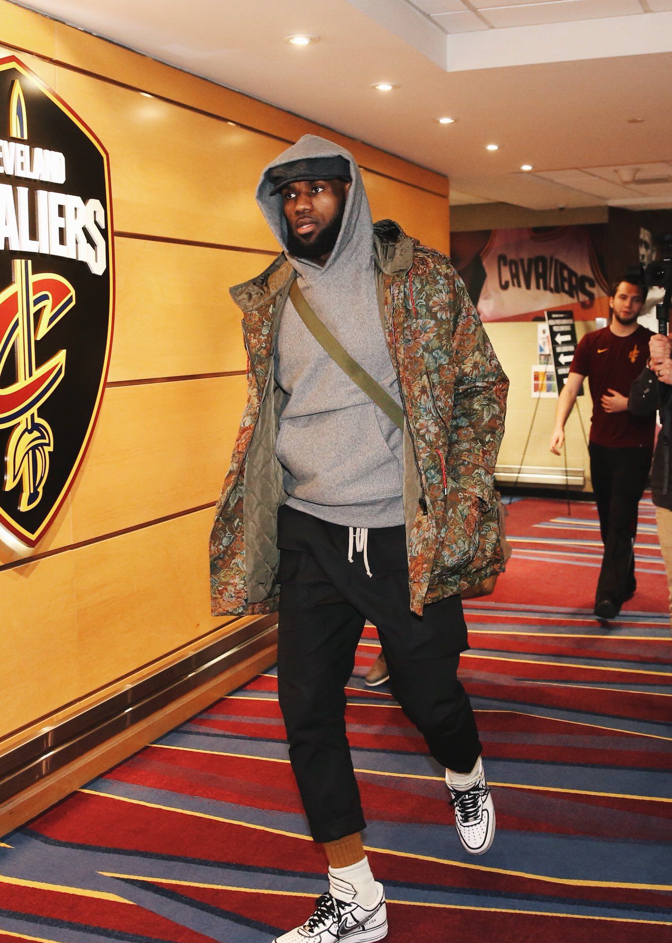 著低于其利 著低于其利