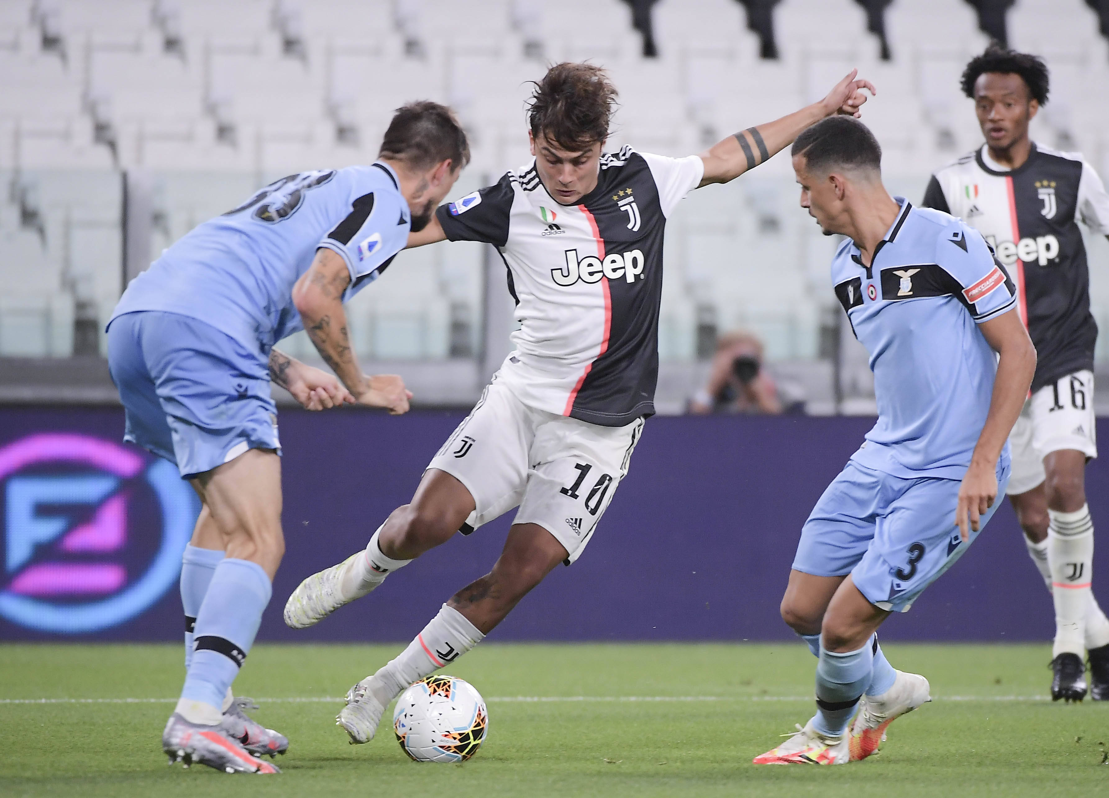 他把焦点放 他把焦点放